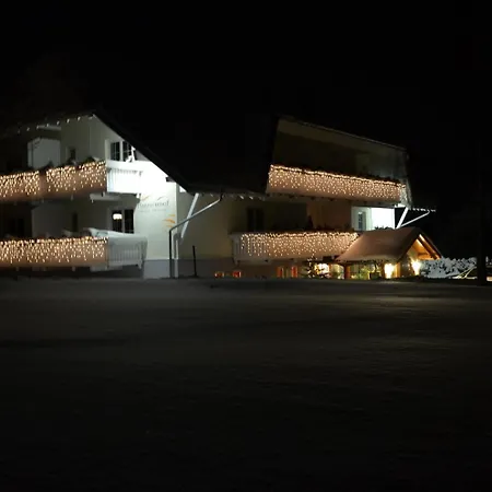 Haringerhof Mit Saunawelt Und Naturbadeteich