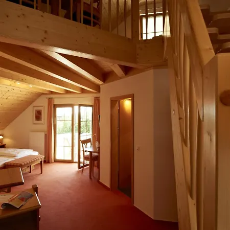 Haringerhof Mit Saunawelt Und Naturbadeteich 3*